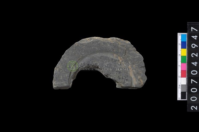 石環製作材料-中央帶啄孔與旋截痕打製圓板殘件