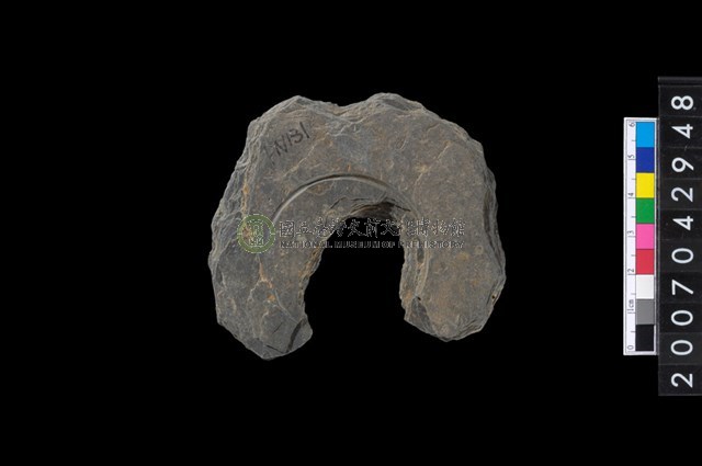 石環製作材料-中央帶啄孔與旋截痕打製圓板殘件