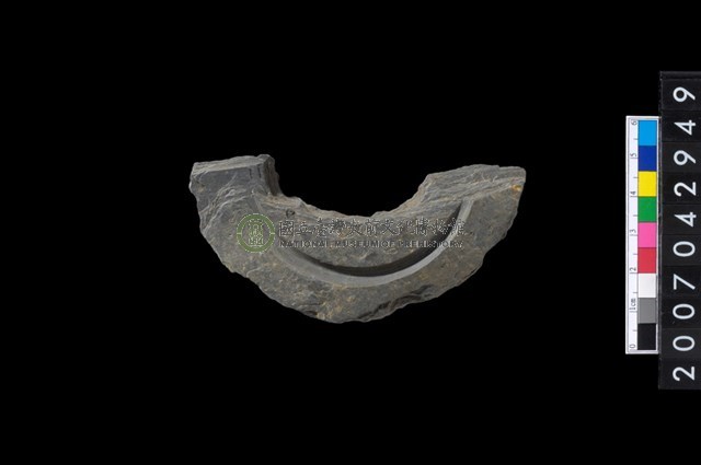 石環製作材料-中央帶啄孔與旋截痕打製圓板殘件