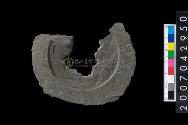 石環製作材料-中央帶啄孔與旋截痕打製圓板殘件