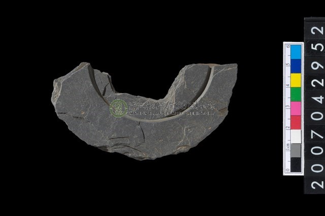 石環製作材料-中央帶啄孔與旋截痕打製圓板殘件