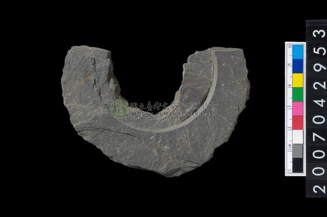 石環製作材料-中央帶啄孔與旋截痕打製圓板殘件