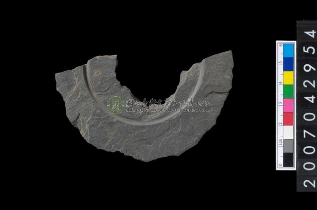 石環製作材料-中央帶啄孔與旋截痕打製圓板殘件