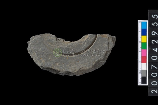 石環製作材料-中央帶啄孔與旋截痕打製圓板殘件