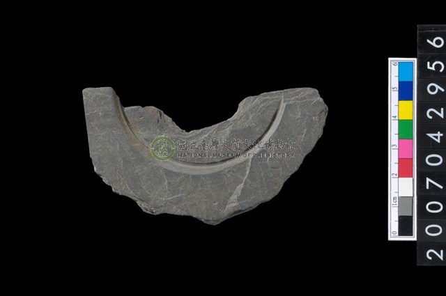 石環製作材料-中央帶啄孔與旋截痕打製圓板殘件