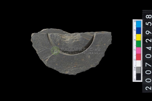 石環製作材料-中央帶旋截痕打製圓板殘件