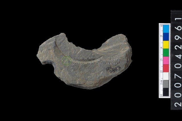 石環製作材料-中央帶啄孔與旋截痕打製圓板殘件