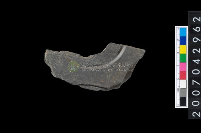 石環製作材料-中央帶啄孔與旋截痕打製圓板殘件