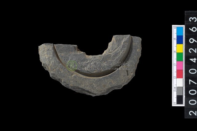 石環製作材料-中央帶啄孔與旋截痕打製圓板殘件