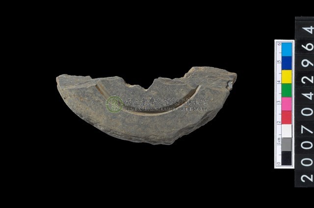 石環製作材料-中央帶啄孔與旋截痕打製圓板殘件