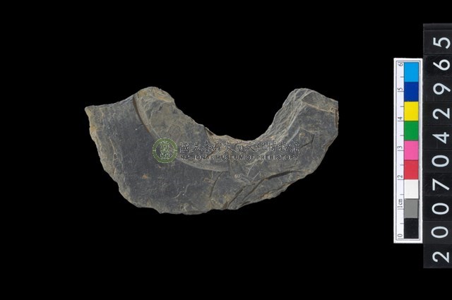 石環製作材料-中央帶啄孔與旋截痕打製圓板殘件