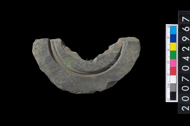 石環製作材料-中央帶啄孔與旋截痕打製圓板殘件