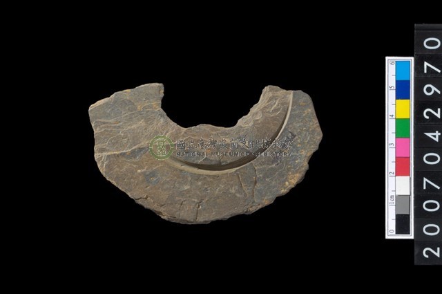 石環製作材料-中央帶啄孔與旋截痕打製圓板殘件