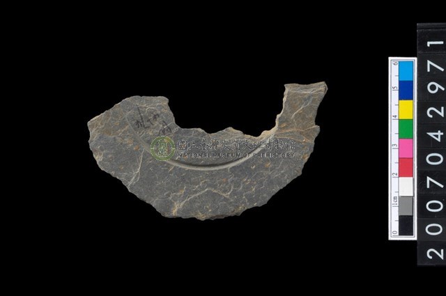 石環製作材料-中央帶啄孔與旋截痕打製圓板殘件