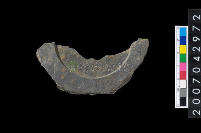 石環製作材料-中央帶啄孔與旋截痕打製圓板殘件