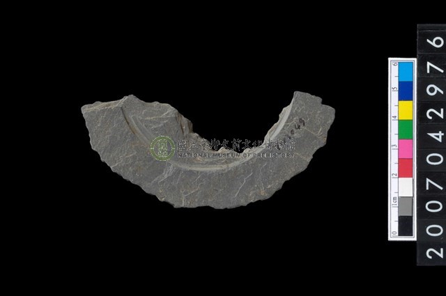 石環製作材料-中央帶啄孔與旋截痕打製圓板殘件