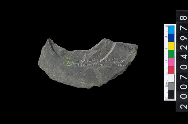 石環製作材料-中央帶啄孔與旋截痕打製圓板殘件