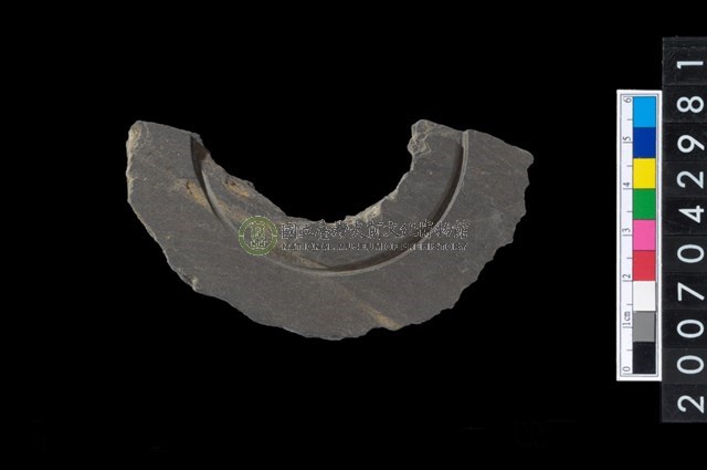 石環製作材料-中央帶啄孔與旋截痕打製圓板殘件