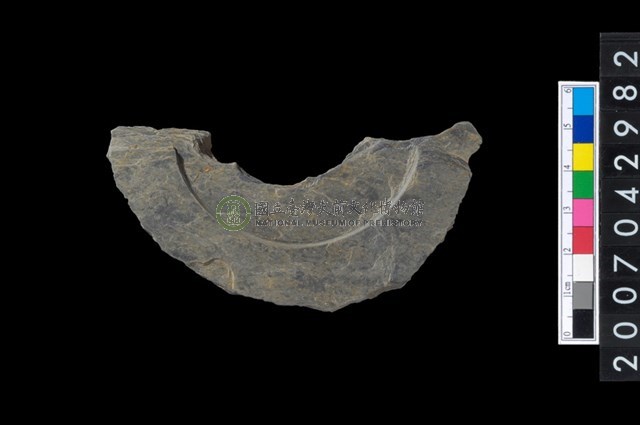 石環製作材料-中央帶啄孔與旋截痕打製圓板殘件