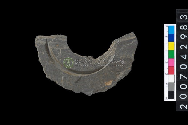 石環製作材料-中央帶啄孔與旋截痕打製圓板殘件