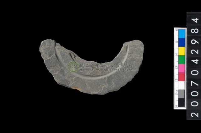 石環製作材料-中央帶啄孔與旋截痕打製圓板殘件