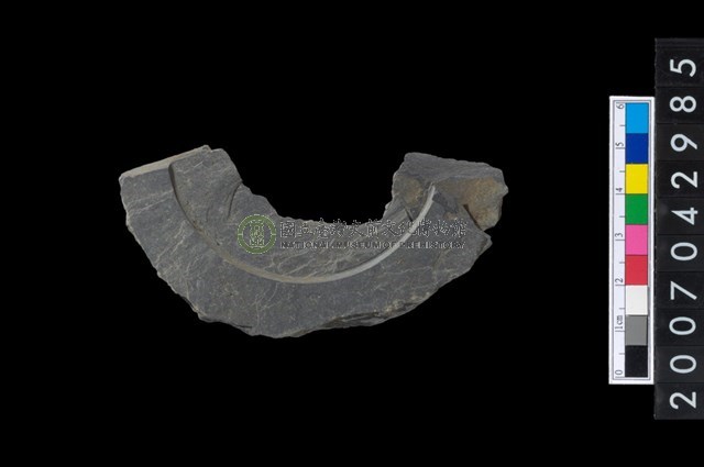 石環製作材料-中央帶啄孔與旋截痕打製圓板殘件