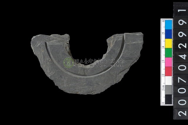 石環製作材料-中央帶啄孔與旋截痕打製圓板殘件