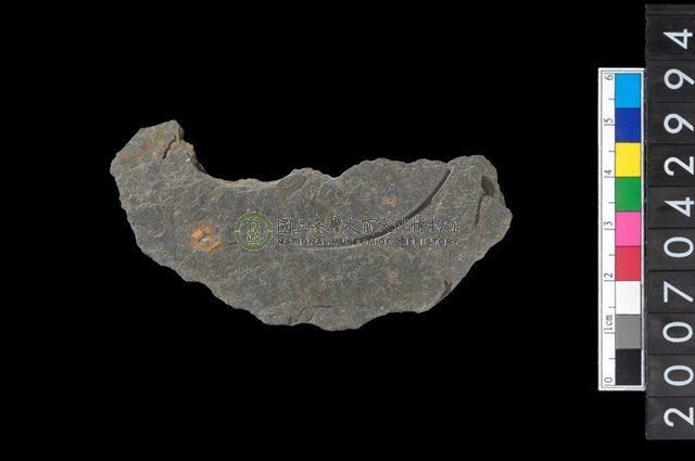 石環製作材料-中央帶啄孔與旋截痕打製圓板殘件