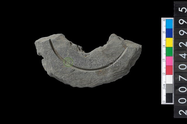 石環製作材料-中央帶啄孔與旋截痕打製圓板殘件