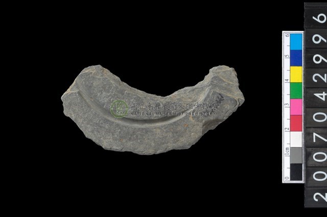 石環製作材料-中央帶啄孔與旋截痕打製圓板殘件