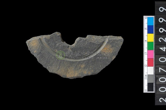 石環製作材料-中央帶啄孔與旋截痕打製圓板殘件