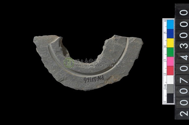 石環製作材料-中央帶啄孔與旋截痕打製圓板殘件