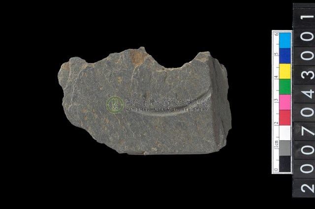 石環製作材料-中央帶啄孔與旋截痕打製圓板殘件