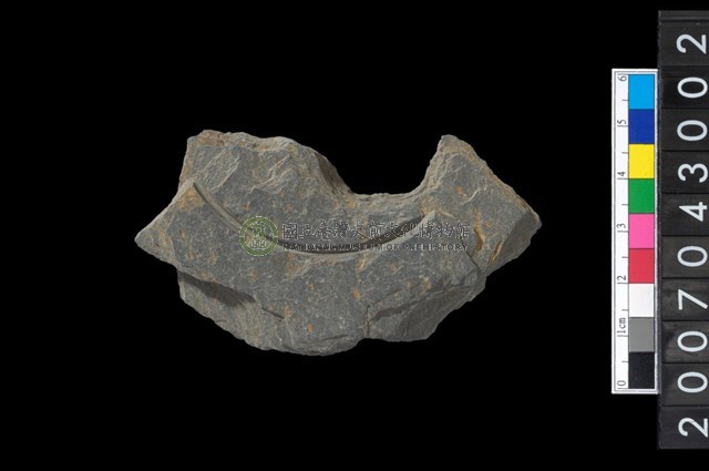 石環製作材料-中央帶啄孔與旋截痕打製圓板殘件