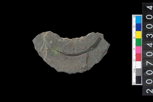 石環製作材料-中央帶啄孔與旋截痕打製圓板殘件