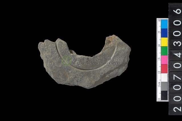 石環製作材料-中央帶啄孔與旋截痕打製圓板殘件