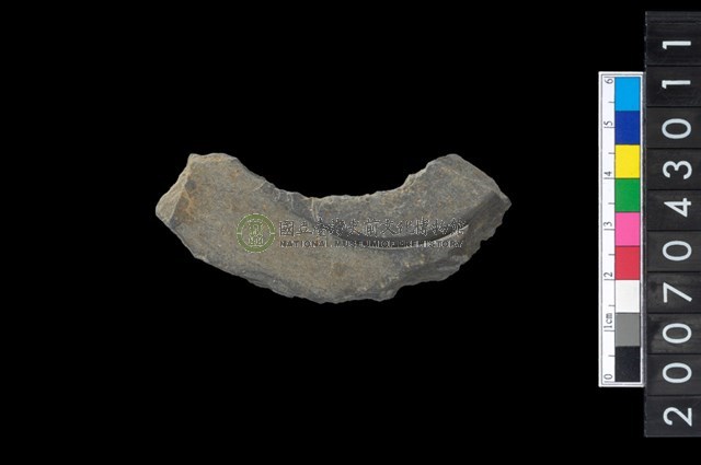 石環製作材料-中央帶啄孔與旋截痕打製圓板殘件