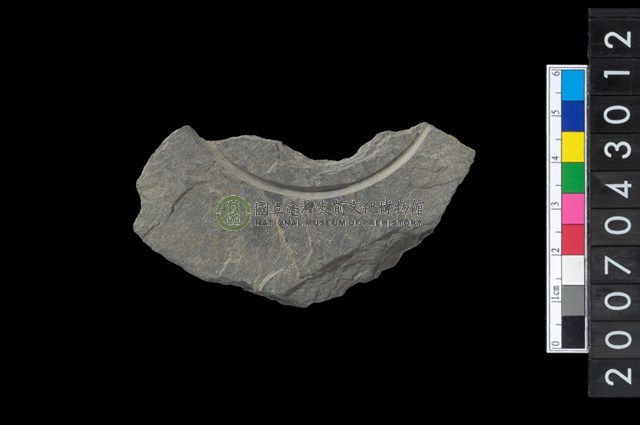 石環製作材料-中央帶啄孔與旋截痕打製圓板殘件