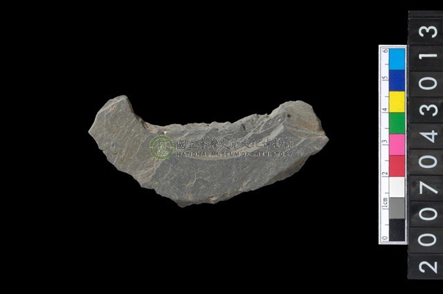 石環製作材料-中央帶啄孔與旋截痕打製圓板殘件