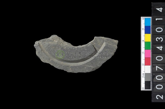 石環製作材料－中央帶啄孔與旋截痕打製圓板殘件