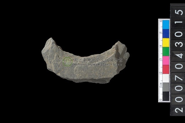 石環製作材料－中央帶啄孔與旋截痕打製圓板殘件