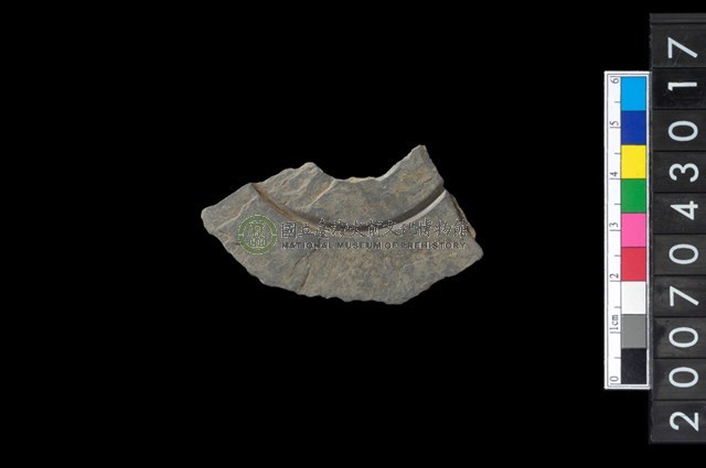 石環製作材料－中央帶啄孔與旋截痕打製圓板殘件