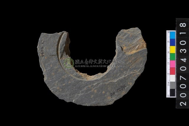 石環製作材料－中央帶啄孔與旋截痕打製圓板殘件