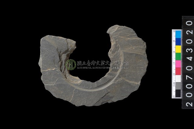 石環製作材料－中央帶啄孔與旋截痕打製圓板殘件