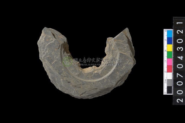 石環製作材料－中央帶啄孔與旋截痕打製圓板殘件