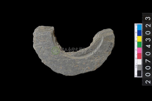 石環製作材料－中央帶啄孔與旋截痕打製圓板殘件