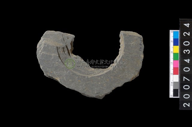 石環製作材料－中央帶啄孔與旋截痕打製圓板殘件