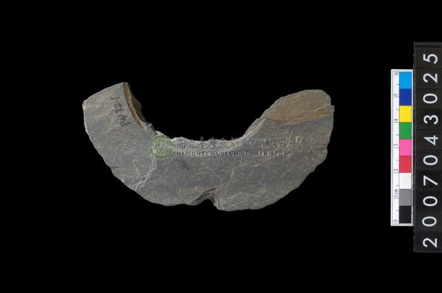 石環製作材料－中央帶啄孔與旋截痕打製圓板殘件