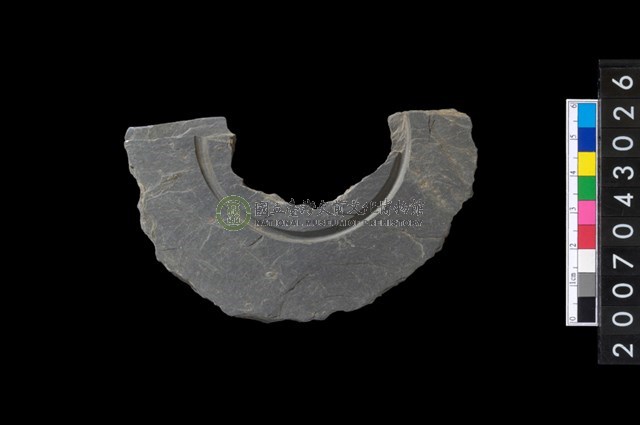 石環製作材料－中央帶啄孔與旋截痕打製圓板殘件