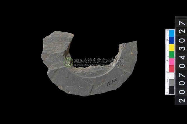 石環製作材料－中央帶啄孔與旋截痕打製圓板殘件